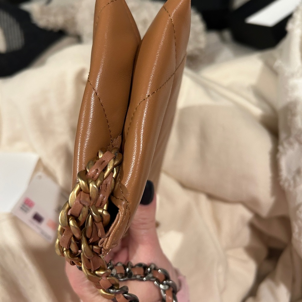 23 Chanel 19 Wristlet brown leather caramel - Picture 5 of 7